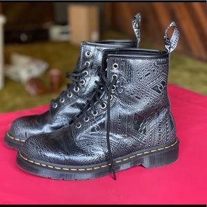 *Limited Edition* Dr. Martens- 1460 ARCADIA EMBOSSED CHAIN BOOT